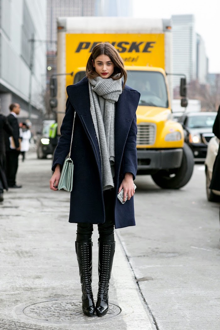 outfits frauen, wintermode für frauen, dunkelblauer mantel kombiniert mit großem schal und schwarzen stiefeln