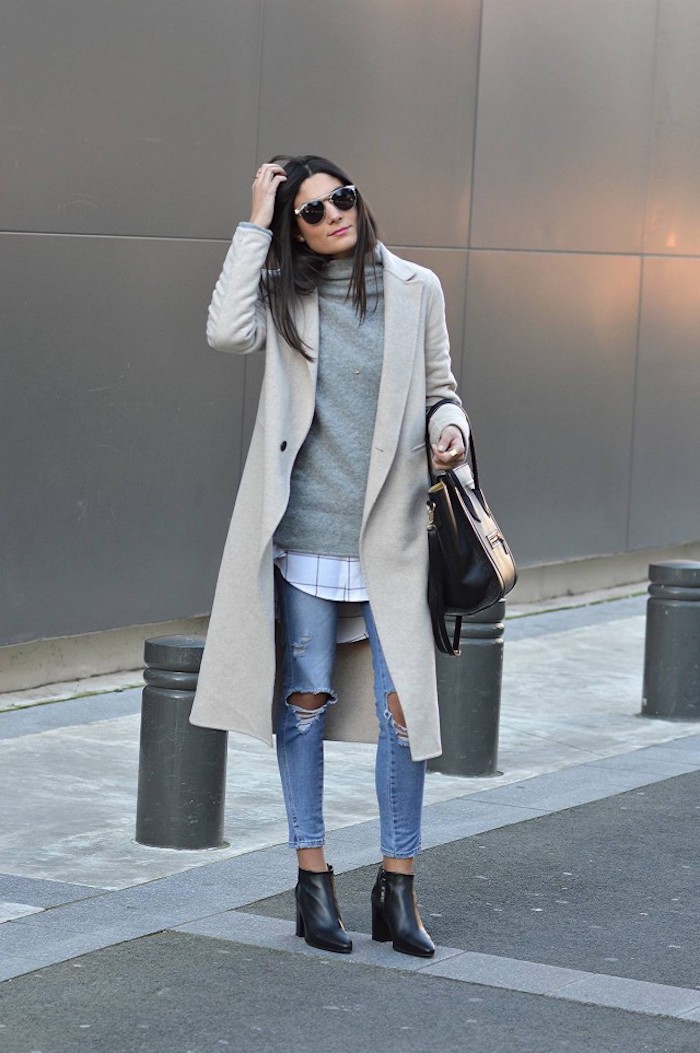 outfits frauen, modische kleider für frauen, jeans kombiniert mit grauer bluse und hellgrauem mantel