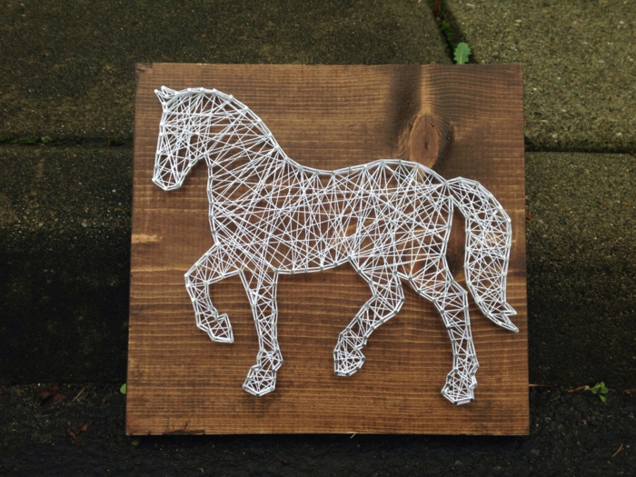 ein weißes Pferd, Fadengrafik Anleitung, Naturbaum Brettchen, passende Gartendeko