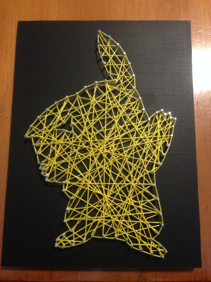 ein gelbe Fadengrafik Anleitung, wie Sie ein Pickachu selber schaffen, schwarzes Brettchen