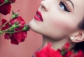 Make-up mit rotem Lippenstift für die Feiertage am Ende des Jahres 2021