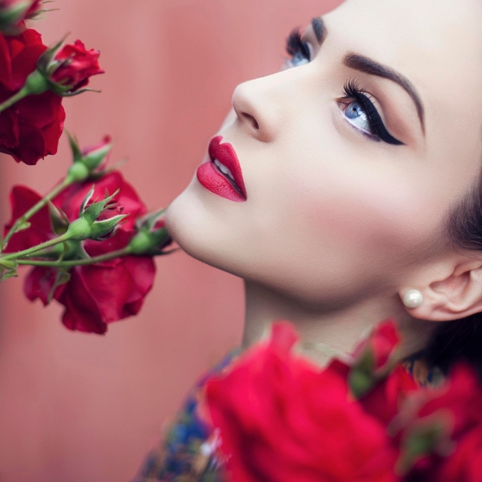 make up idee, roter lippenstift matt, dicke lidstrich linien in schwarz, katzenaugen schminken, rote rosen