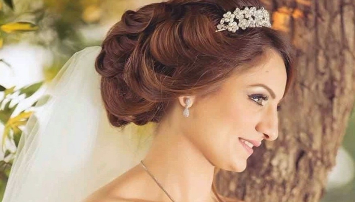 rothaarige Braut, mit einer Krone aus weißen Blümchen, silberne Ohrringe, Flechtfrisuren lange Haare