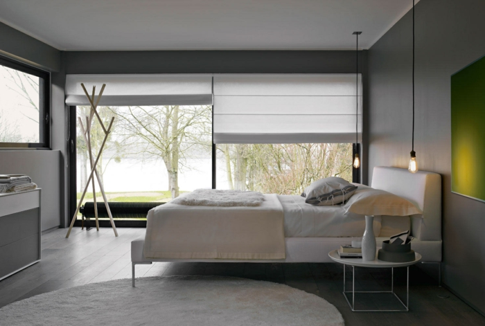 zwei Fenster mit Rollos, moderne Zimmer, grünes Bild, weißer runder Teppich, eine Garderobe