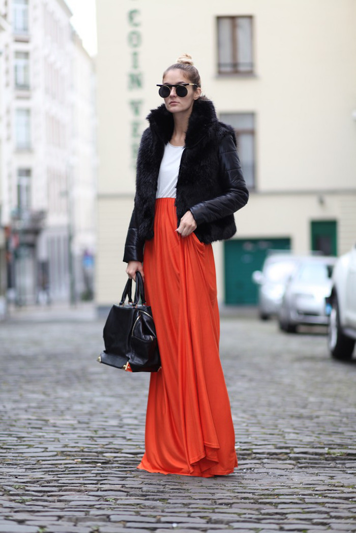 schuckes outfit, langer roter kleid kombiniert mit weißer bluse und schwarzer jacke