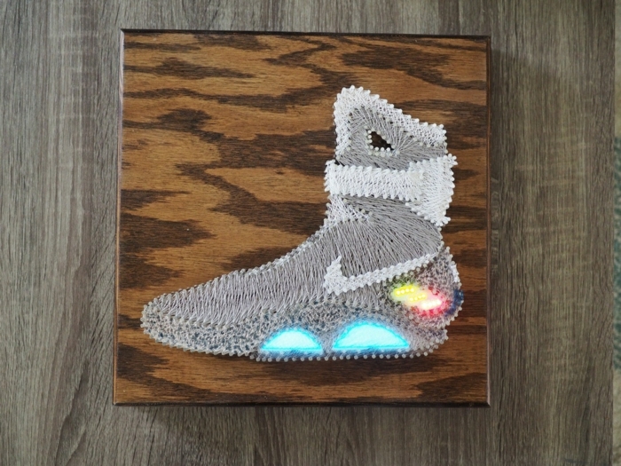 ein graues Schuh mit dem Zeichen von Nike, Fadengrafik Vorlage zum Basteln