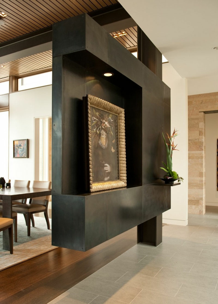 Raumteiler Trennwand in schwarzer Farbe, mit künstlerischen Dekoration von Bild und einer Blume