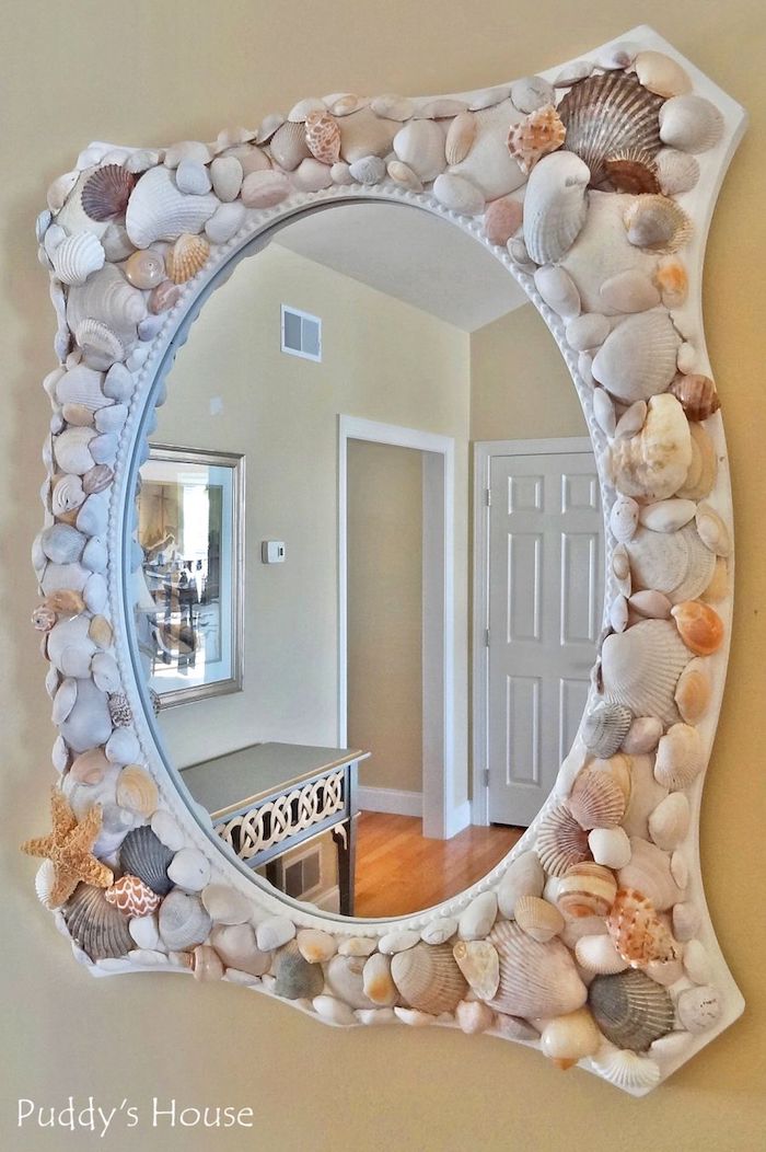 sommerdeko basteln, großer spiegel als wanddeko, spiegelrahmen dekoriert mit muscheln
