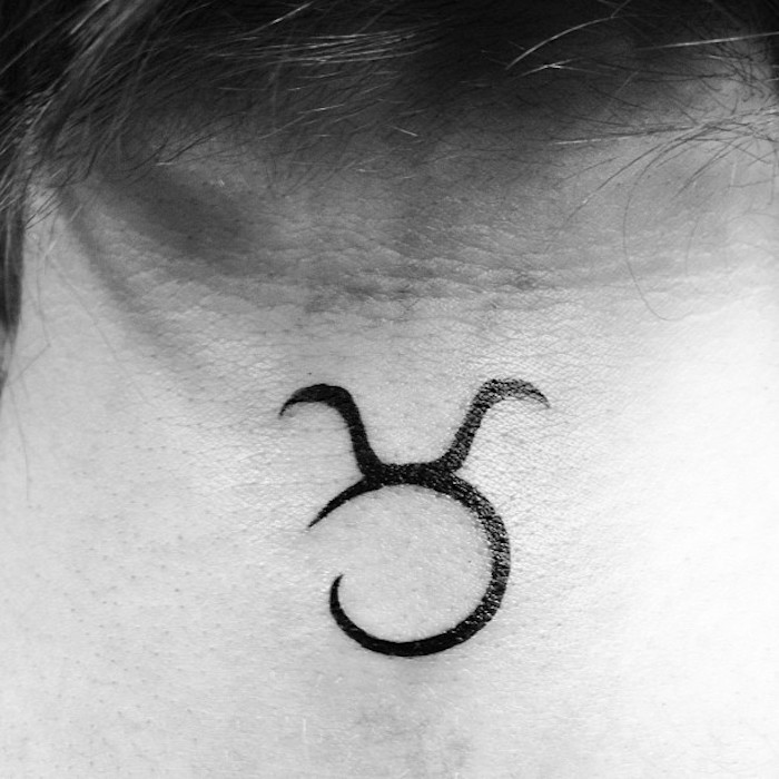 sternzeichen symbole das zeichen von dem stier kleines tattoo am neck hals, unter den haaren