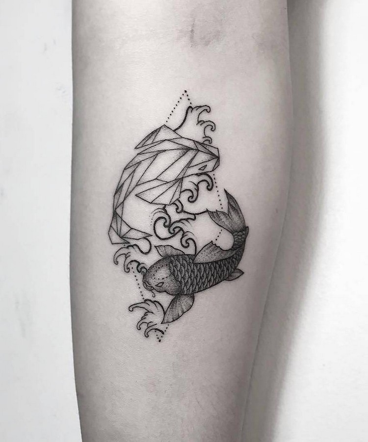 zeichen ideen , fisch tattoo, schwarzweißes bild von einem arm das tätowiert wird idee zwei fische