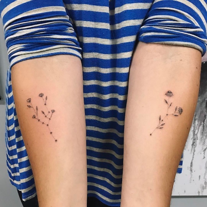 zeichen ideen zwei kleine tattoos sterne als punkte gestalten sie miteinander binden und kleine blüten zeichnen die perfekte tattoos dezentes tattoo für frauen