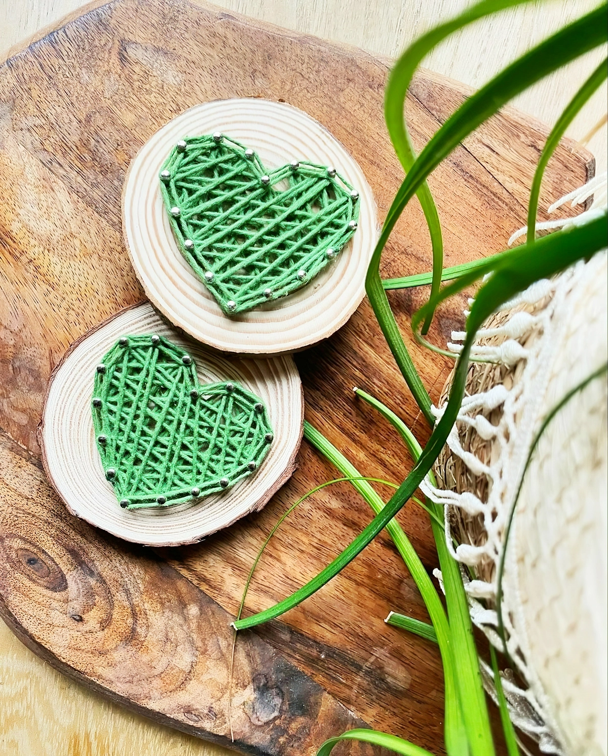 string art ideen fadenkunst kleine bilder mit herzen aus gruenem garn mewoodi.melina