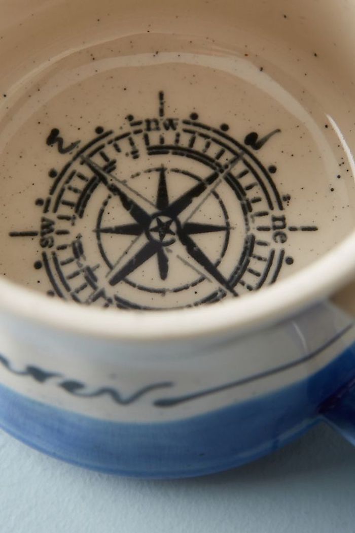 Tasse aus Keramik mit Kompass, Geschenkidee für Abenteurer, den Boden mit blauer Farbe bemalen