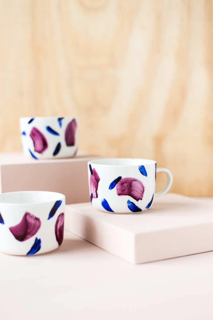 Weiße Porzellantassen mit lila und blauer Porzellanfarbe bemalen, einfache DIY Idee