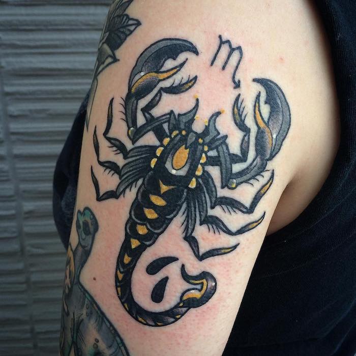 tattoo skorpion idee große tätowierungen schwarze abbildung mit gelben elementen