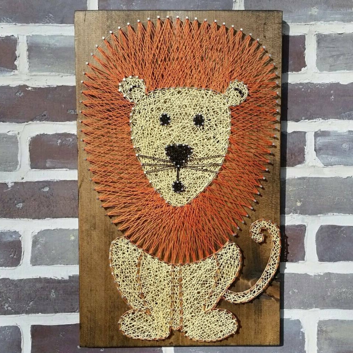 ein Löwen Fadengrafik Vorlage, eine neugierige Löwenfigur mit oranger Mähne