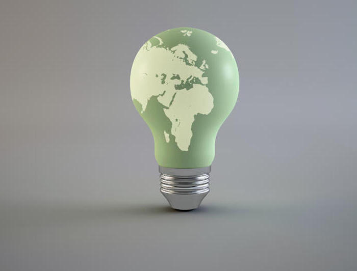 umweltfreundliche Lampe, grüne Glühbirne, auf der die Erde gemalt wird, schöne idee, energie sparen