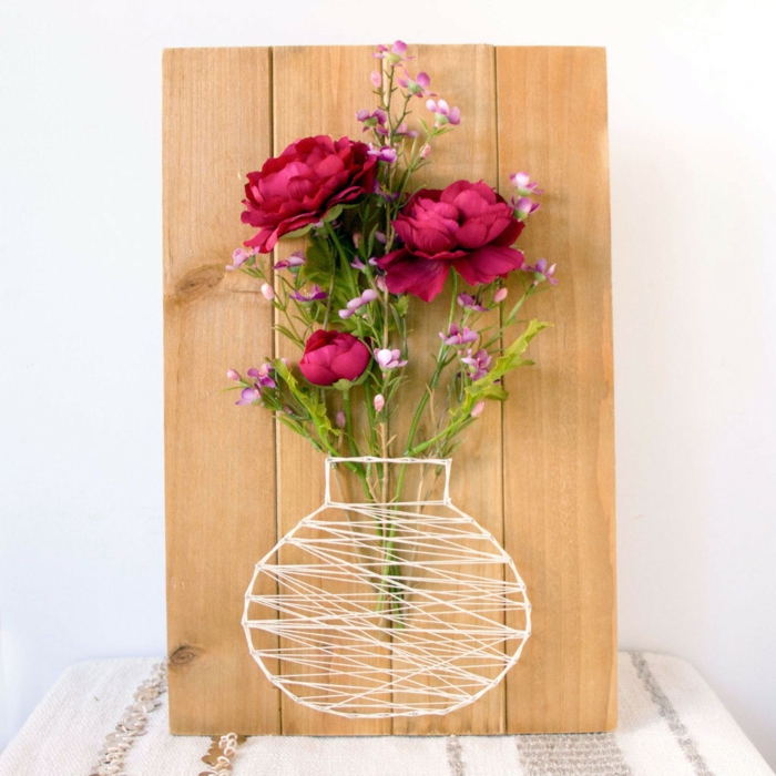 eine weiße Vase mit rote Rosen und lila Blümchen, Fadengrafik Vorlage zur Vase