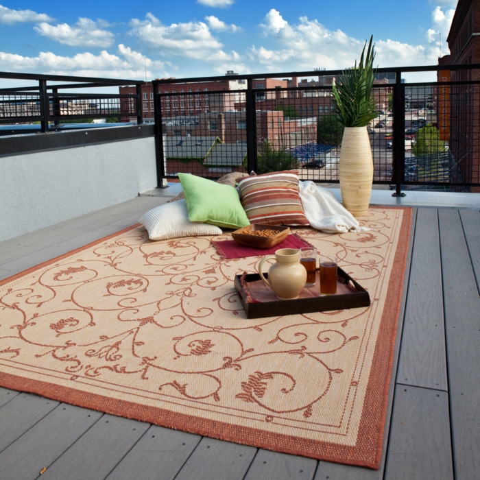 ein romantischer Ausflug auf die Terrasse, bunte Kissen und ein Teppich, Terrasse planen