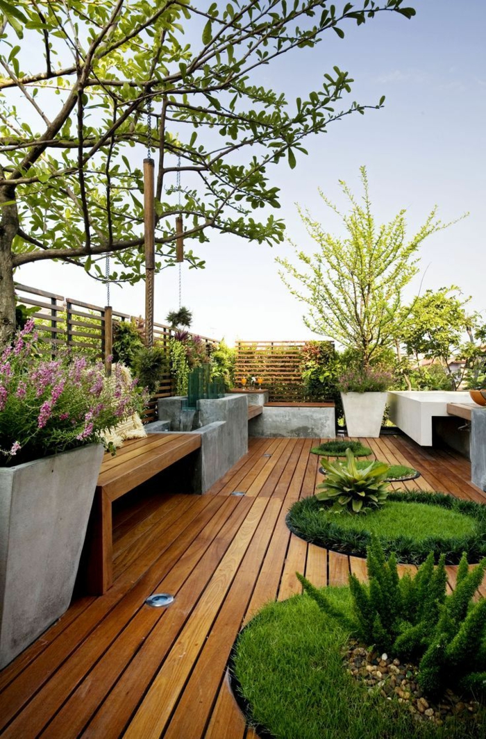Terrassendiele in brauner Farbe, verschiedene Pflanzen für Terrassem ein Sichtschutz aus Holz