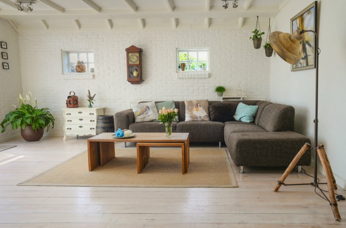 ein brauner Teppich, zweiteiliger Couchtisch, braunes Sofa, weiße Wohnwand selber zusammenstellen