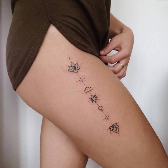 waage tattoo idee für elegante damen tattoos auf oberschenkel anziehend und cool ideen zum inspirieren lotusblume