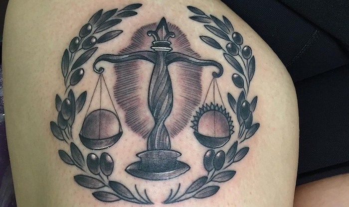waage tattoo idee aus griechenland einen kranz rund um die waage und oliven symbole für reichtung und schönheit