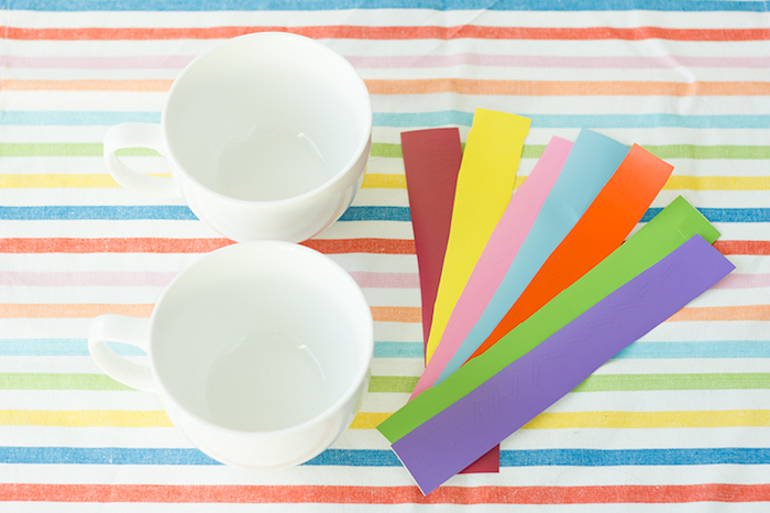 Bunte Porzellantassen selber machen, dazu brauchen Sie zwei weiße Tassen und bunte Sticker