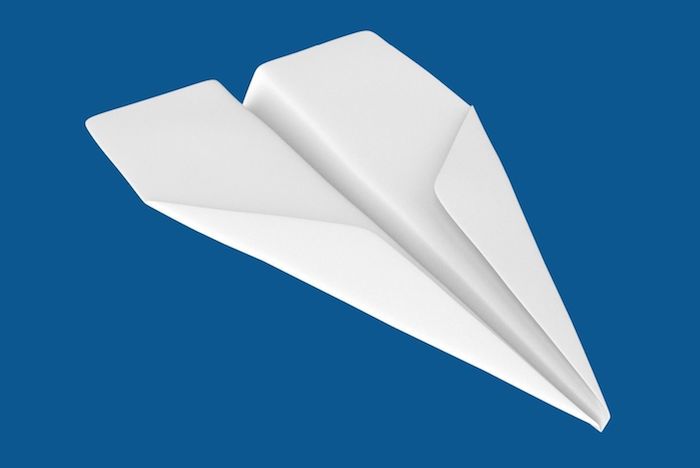 ein blauer himmel und ein großer weißer papierflieger, einen papierflieger selber basteln, bester papierflieger der welt