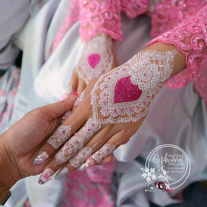 weißes henna in kombination mit rosa glitzer, braut, indische tätowierungen