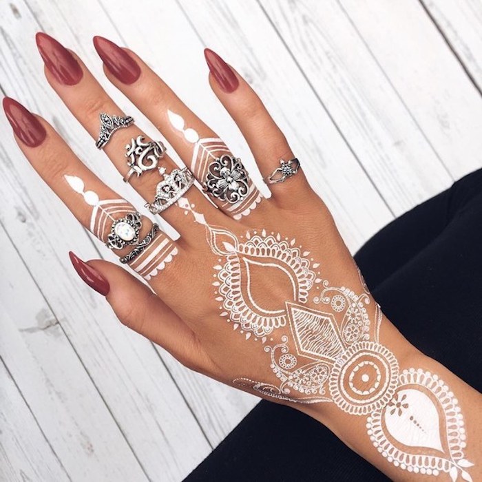 weißes henna, spitze nägel, viele silberne ringe, weißer mehndi am hand