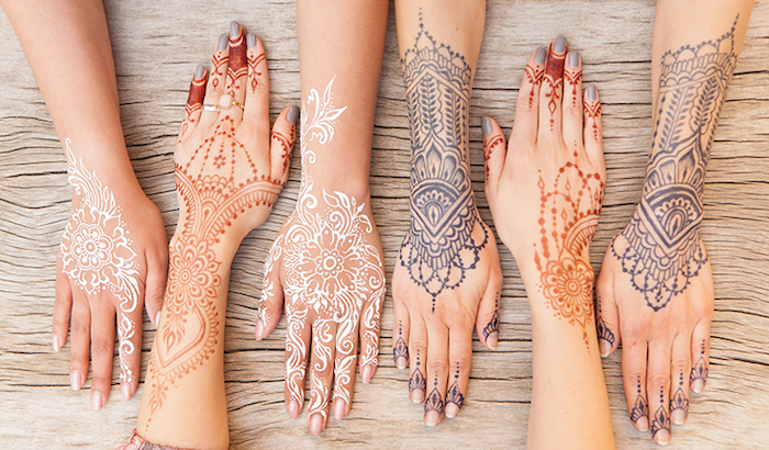 weißes henna, mehndi in verscheidenen farben, arme mit henna verzieren, temporäre tattoos