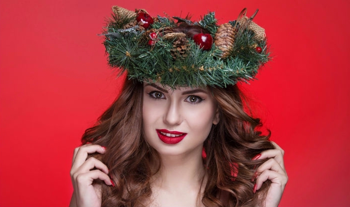 kussechter lippenstift zu den feiertagen tragen, inspirierende make up ideen zu silvester und weihnachten, kranz auf dem kopf