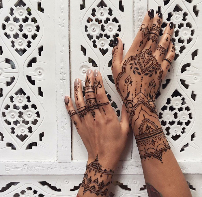 wie lange hält henna, frau mit detaillierten indischen tattoos an den armen, mehndi