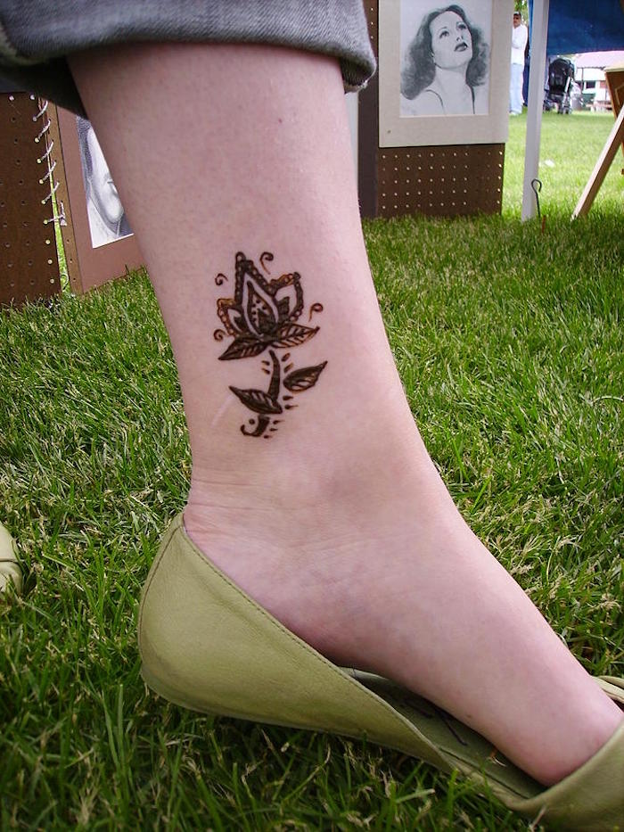 wie lange hält henna, kleines temporäres tattoo am bein, tätowierung mit lotus-motiv