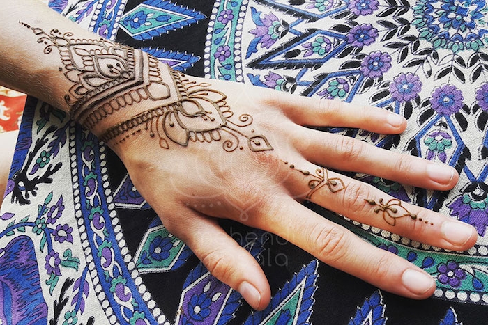 wie lange hält henna, kleines temporäres tattoo am unterarm, braunes henna, mehndi muster