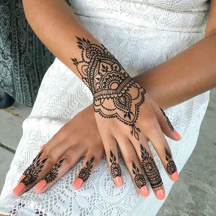 wie lange hält henna, rosa nagellack, sommerkleid mit spitze, tattoos mit schwarzem henna, arme verzieren