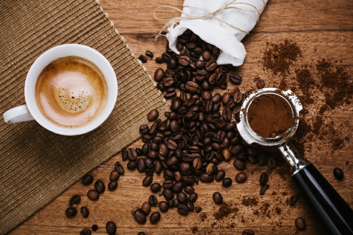 abnehmen tipps früh am morgen eine tasse kaffee aktiviert den organismus und wirkt erfrischen kaffeebohnen