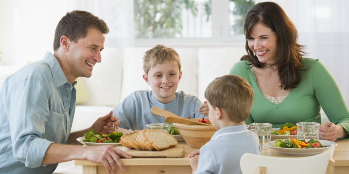 abnehmen tipps ideen für eltern sorgen sie für die gesunden gewohnheiten der kinder die familie ernährt sich gesund und zufrieden zusammen