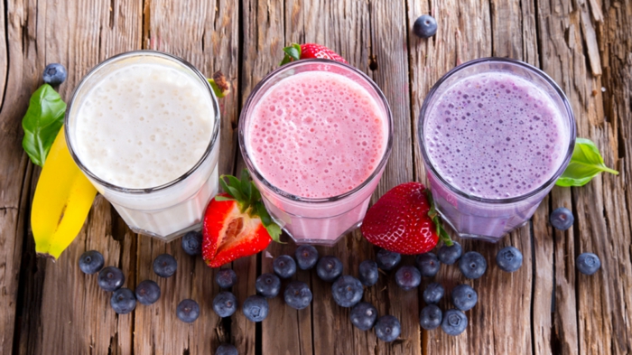 gesund abnehmen drei verschiedene sorten von smoothies blaubeeren erdbeeren banane proteinpuder