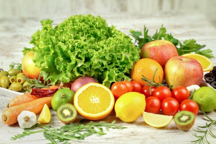 abnehmen leicht gemacht mit viel obst und gemüse essen und genießen kiwi zitrone tomaten grünsalat