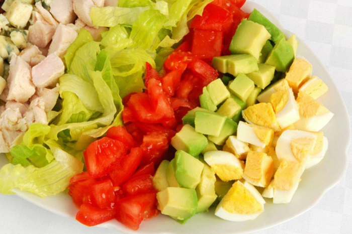 ernährungsplan zum abnehmen salate im sommer genießen verschiedene sorten tomaten gurken eier gekochtes ei