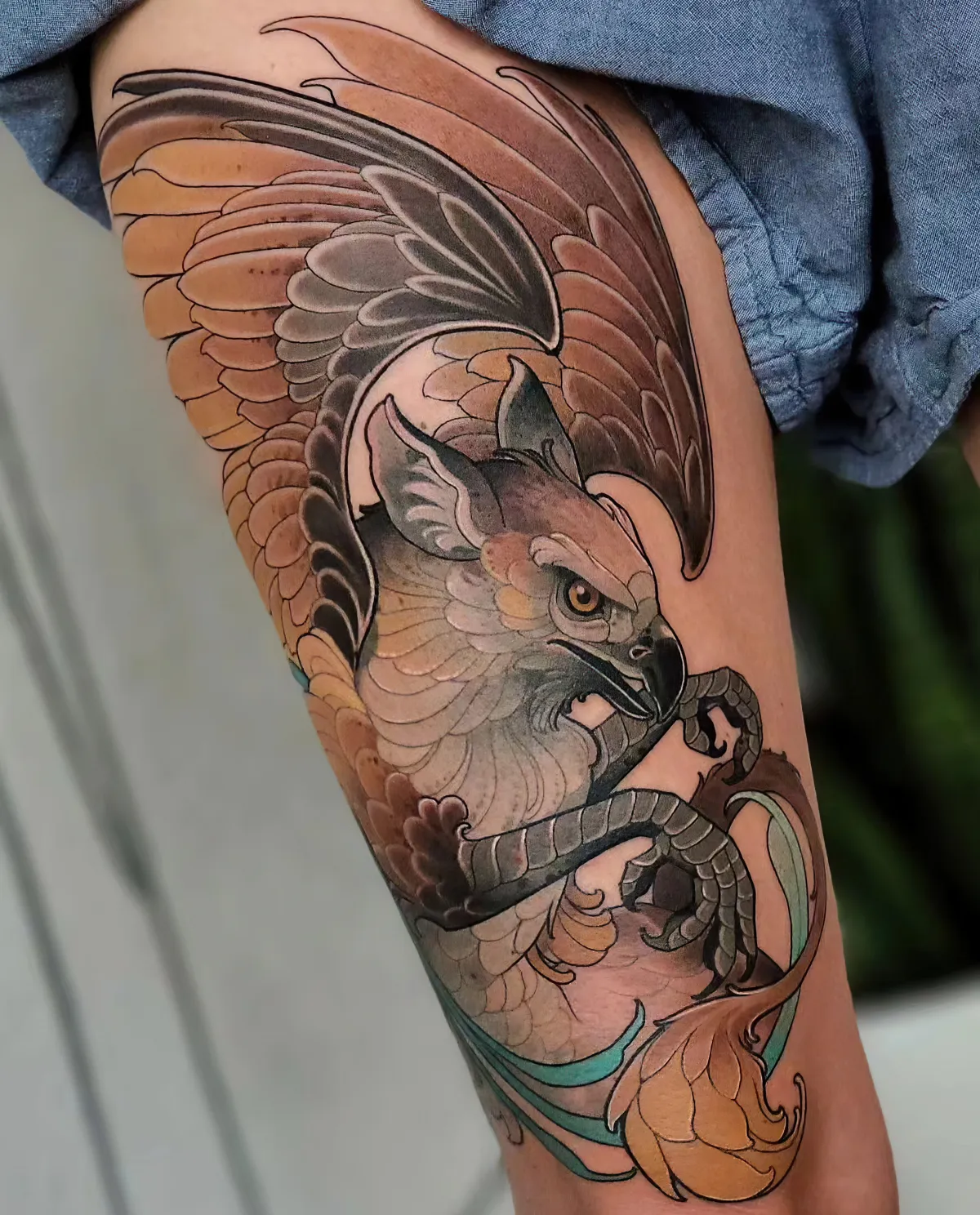 adler tattoo am oberschenkel farbige tätowierung vogel motiv