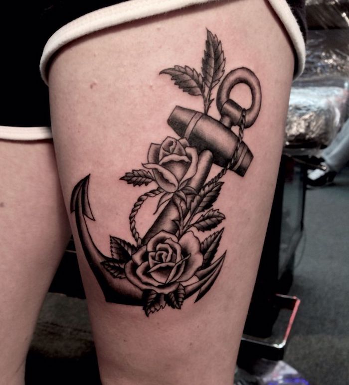 anker tattoo bedeutung, schwarz grauer anker in kombination mit seil und blumen, oberschenkel