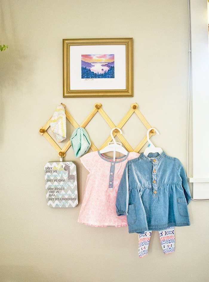 Babykleider für Mädchen, Jeansjacke und rosa Bluse, Bild mit goldenem Rahmen