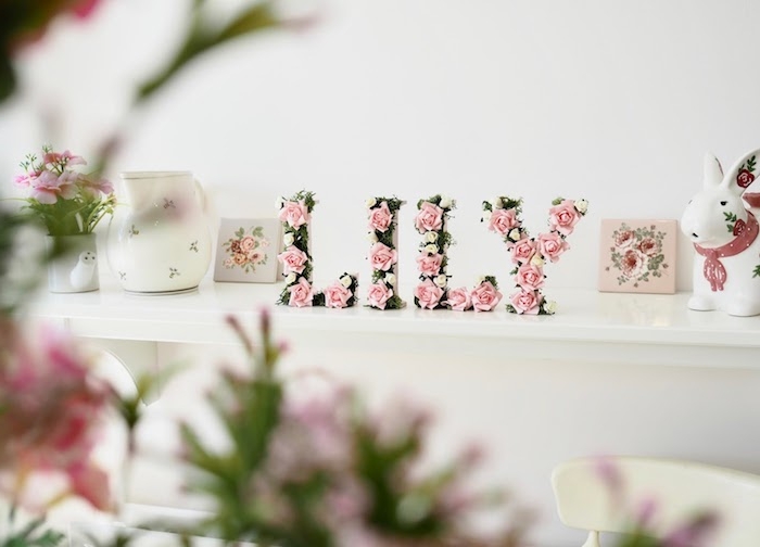 DIY Babyzimmer Deko, Pappmache Buchstaben mit künstlichen Blumen und Moos verziert 