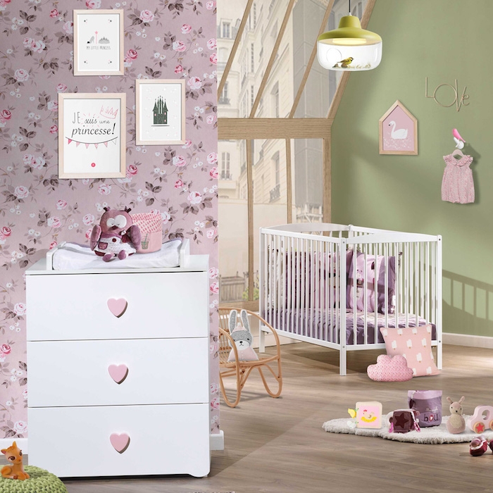 Babyzimmer Einrichtung für Mädchen, rosa Tapete mit Blumenmuster, Uhu Kuscheltier und viele kleine Kissen