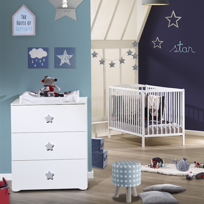 Babyzimmer Einrichtung für Junge, in Hell- und Dunkelblau, Sternchen überall, weiße Möbel