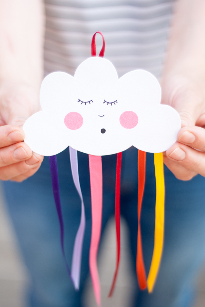 DIY Wanddeko für Babyzimmer, Wolke aus Papier schneiden und Regenbogen aus bunten Streifen 