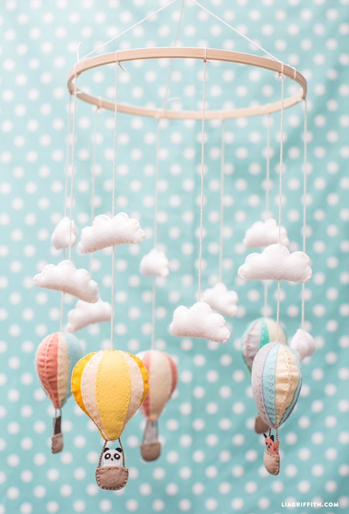 Süße Mobile für Babyzimmer selber basteln, Pandas und Füchse in Heißluftballons und weiße Wolken 